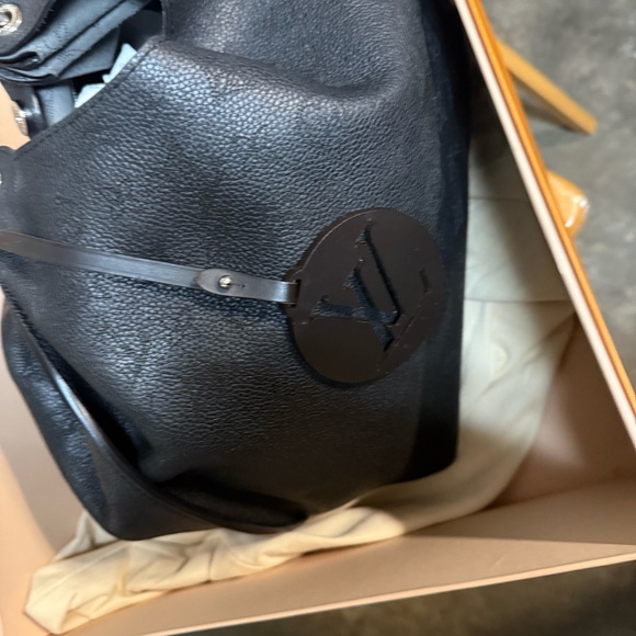 Louis Vuitton - Picture 1 of 3